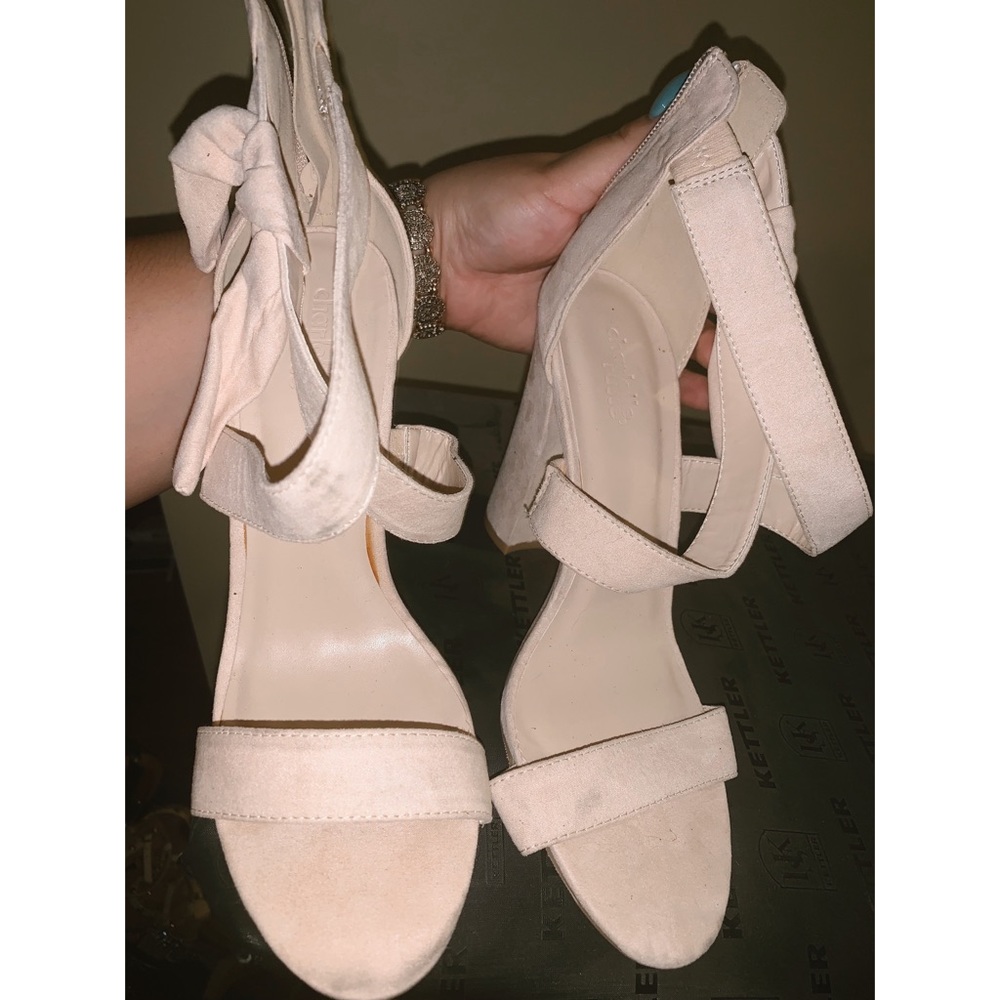 Platform heels 🚨ALL $4 PRICES ARE FINAL PRICE🚨